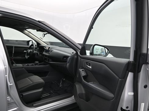 Used 2025 Nissan Rogue SV FWD image 11