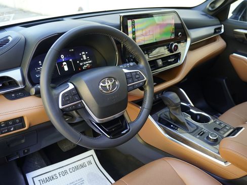 Used 2023 Toyota Highlander Platinum AWD/4WD image 2