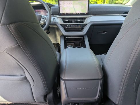 Used 2025 Ford Explorer Active AWD/4WD image 28