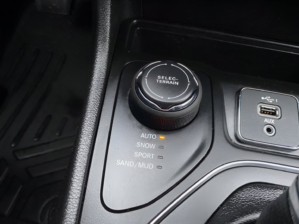 Used 2021 Jeep Cherokee Latitude Lux AWD/4WD image 16