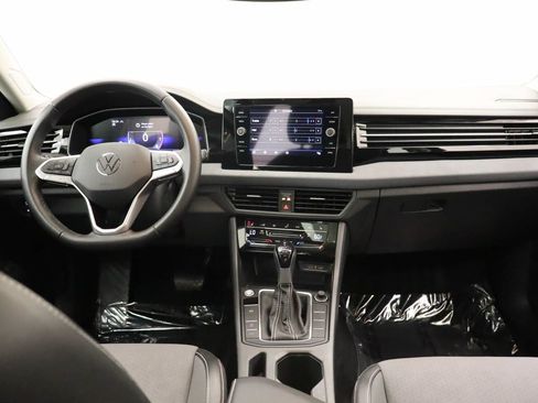 Certified 2025 Volkswagen Jetta SE w/ Sunroof Package FWD image 14