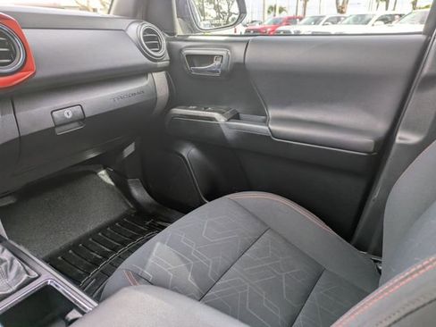 Used 2017 Toyota Tacoma TRD Off-Road w/ Premium & Technology Package image 17