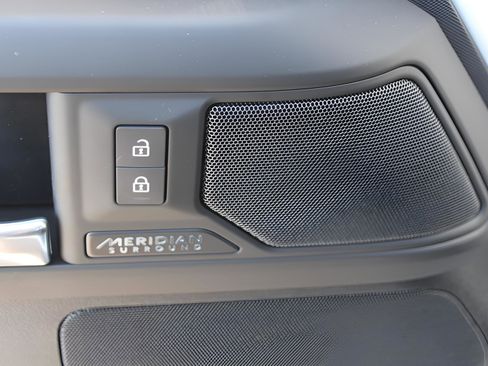 New 2025 Land Rover Defender 110 X-Dynamic SE image 25