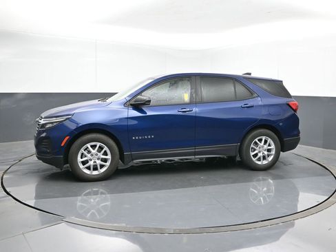 Used 2023 Chevrolet Equinox LS w/ LS Convenience Package image 2