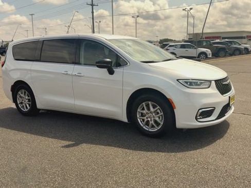 Used 2024 Chrysler Pacifica Touring-L FWD image 2