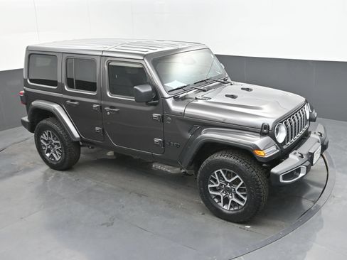 Used 2025 Jeep Wrangler Unlimited Sahara AWD/4WD image 32