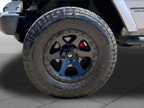 Used 2015 Jeep Wrangler Unlimited Sahara w/ Dual Top Group AWD/4WD image 10