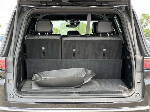 Used 2023 Jeep Wagoneer Series III w/ Preferred Equipment Group AWD/4WD image 15