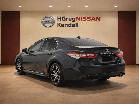Used 2020 Toyota Camry SE image 2
