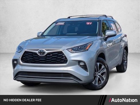 Used 2021 Toyota Highlander XLE FWD image 1