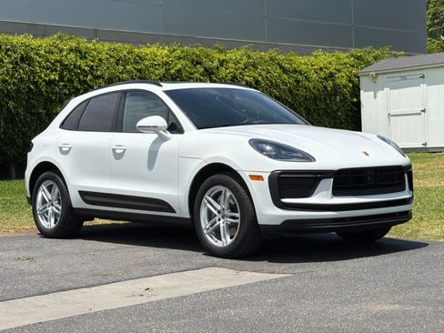 Certified 2023 Porsche Macan AWD/4WD image 10