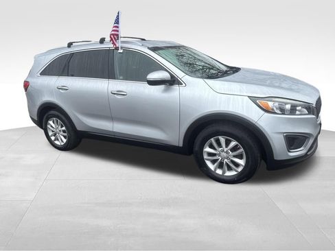 Used 2016 Kia Sorento LX w/ LX Convenience Package image 10