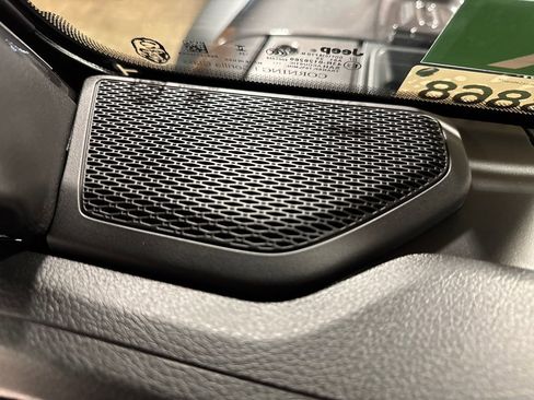 Used 2025 Jeep Wrangler Unlimited Sport AWD/4WD image 22