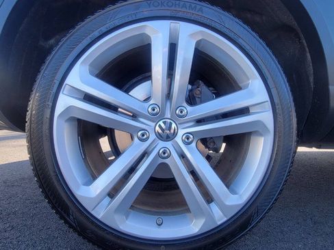 Used 2017 Volkswagen Touareg Executive AWD/4WD image 35