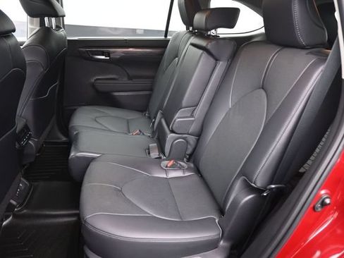 Used 2023 Toyota Highlander Limited FWD image 10