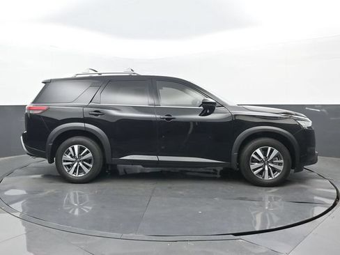 Used 2025 Nissan Pathfinder SL AWD/4WD image 2