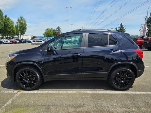 Used 2021 Chevrolet Trax LT w/ Premium Seat Package AWD/4WD image 2