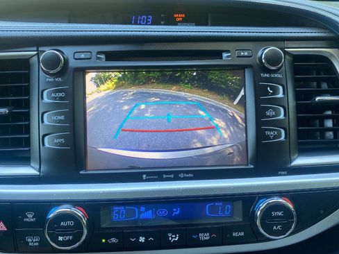 Used 2019 Toyota Highlander Plus FWD image 27