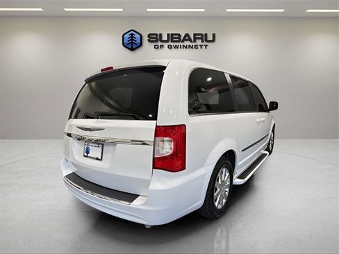 Used 2014 Chrysler Town & Country Touring image 5