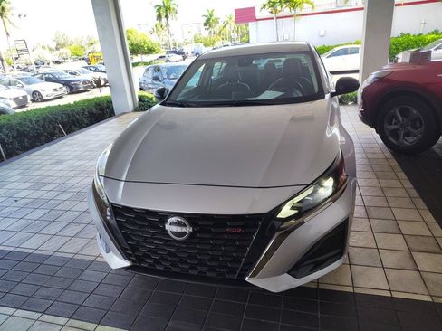 Used 2025 Nissan Altima 2.5 SR FWD image 2