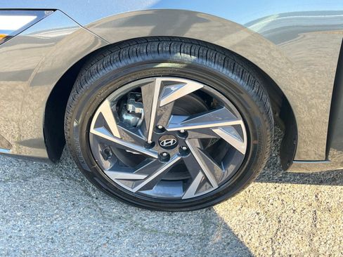 Used 2025 Hyundai Elantra SEL image 29