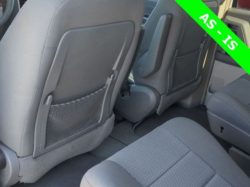 Used 2010 Chrysler Town & Country LX FWD image 18