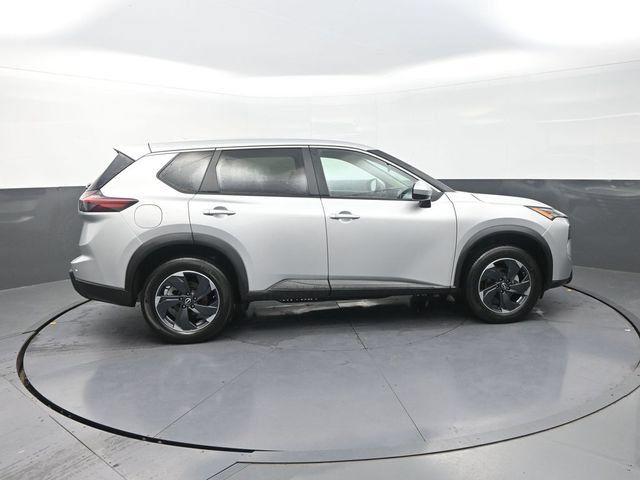 Used 2024 Nissan Rogue SV AWD/4WD image 9