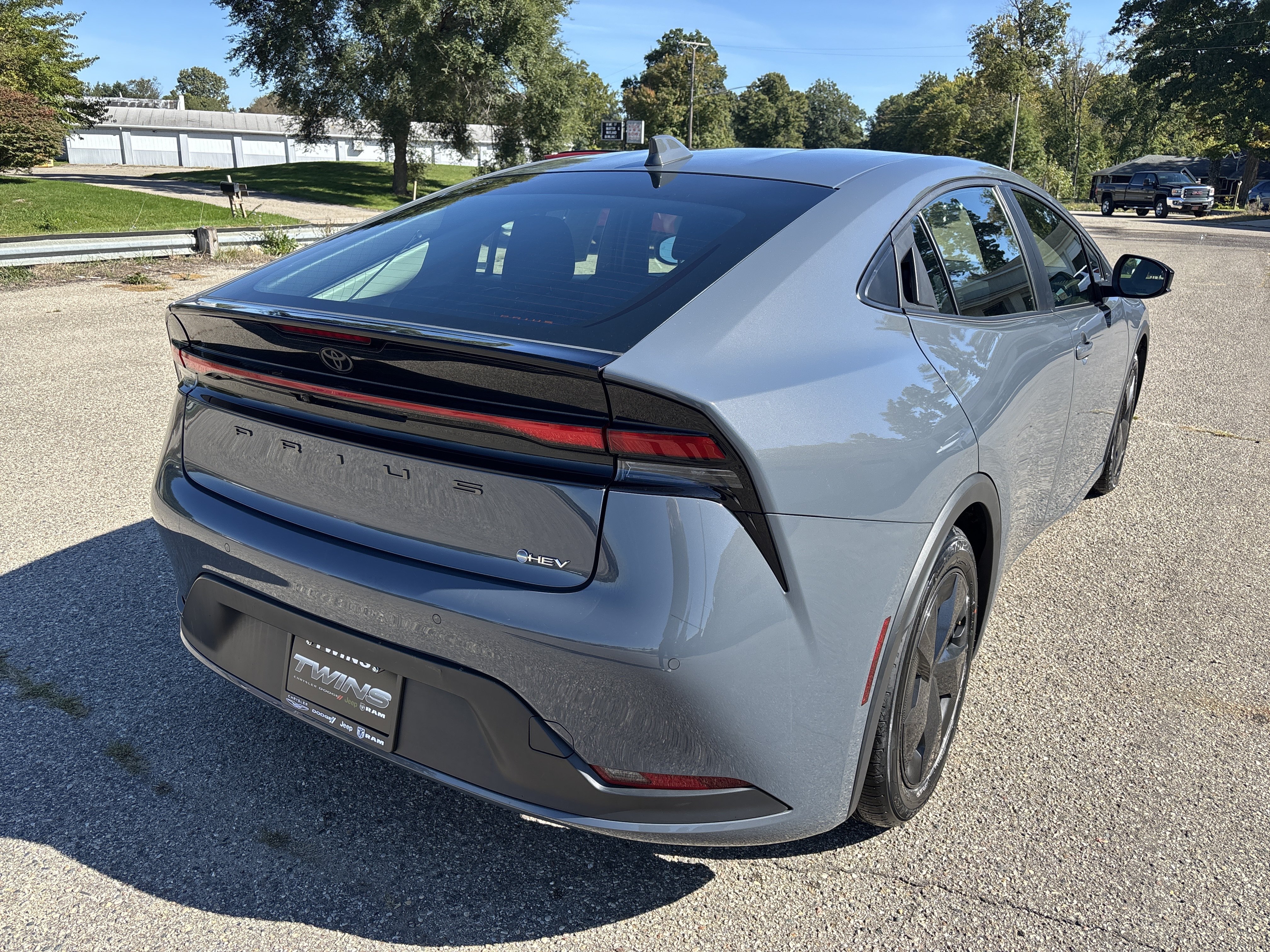 Used 2025 Toyota Prius LE FWD image 3