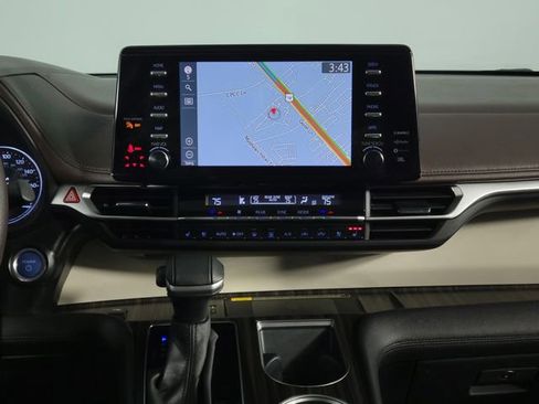 Used 2023 Toyota Sienna Platinum image 25