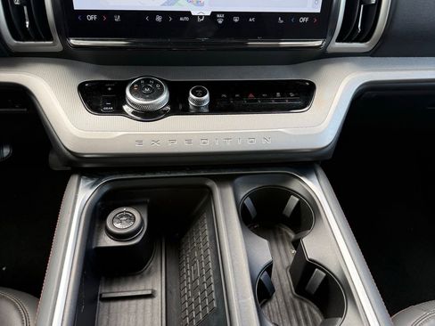 Used 2025 Ford Expedition Active AWD/4WD image 8