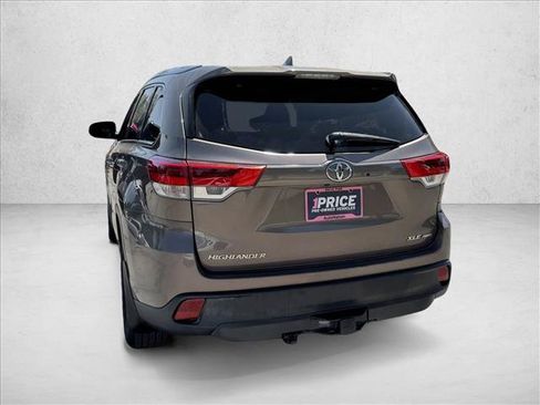 Used 2018 Toyota Highlander XLE AWD/4WD image 5