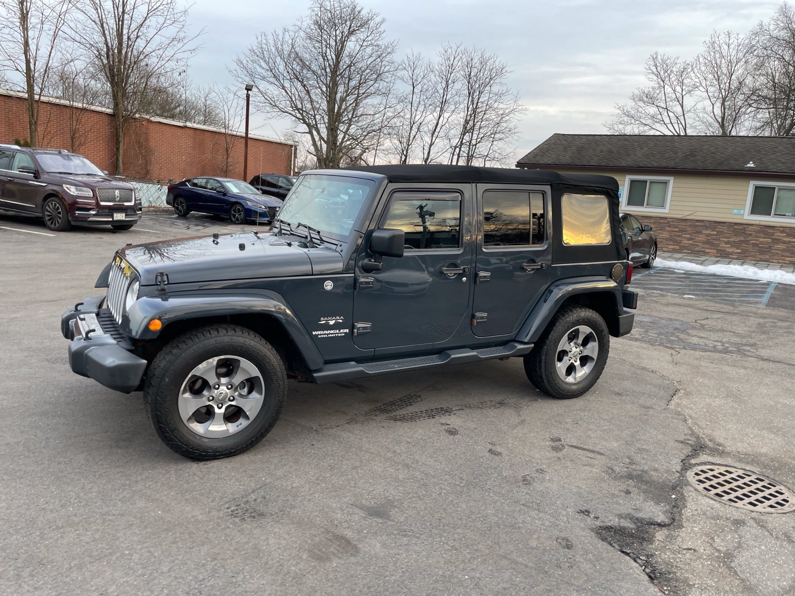 Used 2017 Jeep Wrangler Unlimited Sahara w/ Connectivity Group AWD/4WD image 29