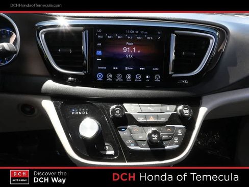 Used 2017 Chrysler Pacifica Touring-L FWD image 11