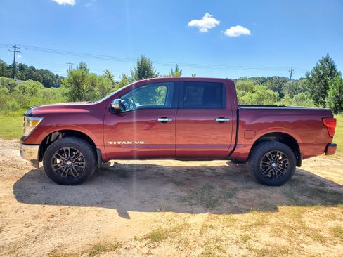 Used 2018 Nissan Titan SL image 6