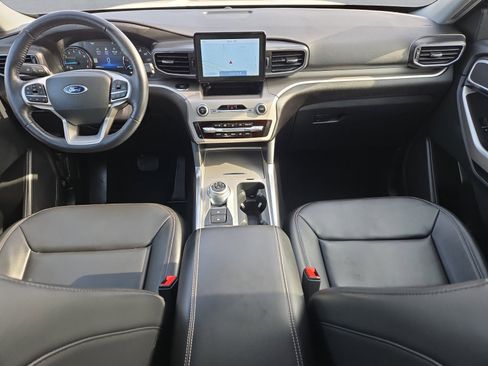 Used 2022 Ford Explorer XLT w/ Equipment Group 202A image 9