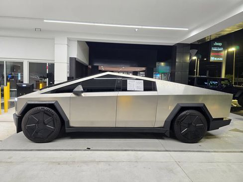 Used 2024 Tesla Cybertruck Cyberbeast AWD/4WD image 3