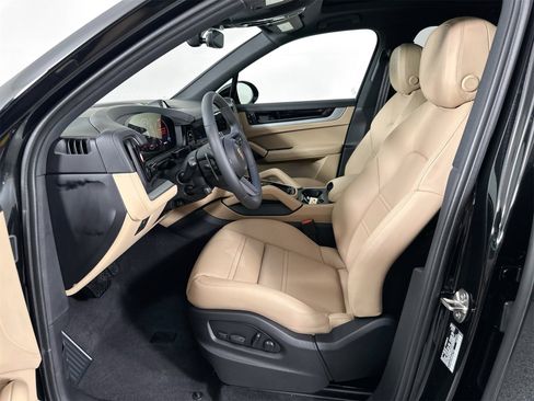 Certified 2025 Porsche Cayenne image 5