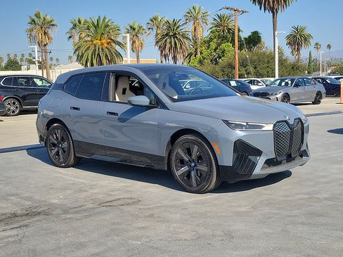 Used 2024 BMW iX xDrive50 w/ Sport Package AWD/4WD image 4