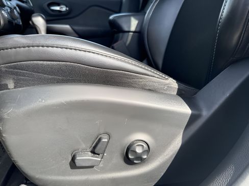 Used 2019 Jeep Cherokee Latitude Plus w/ Cold Weather Group AWD/4WD image 14
