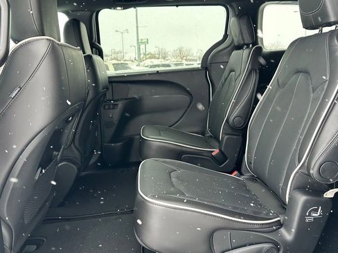 New 2026 Chrysler Pacifica Limited image 12