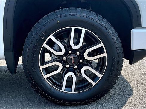 Used 2024 GMC Sierra 1500 AT4 w/ AT4 Preferred Package AWD/4WD image 9
