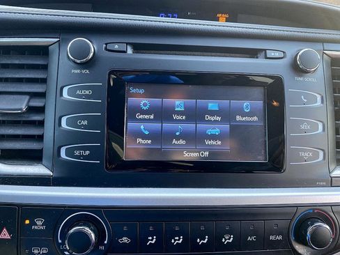 Used 2019 Toyota Highlander LE image 16