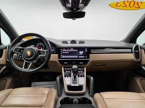 Used 2023 Porsche Cayenne Platinum Edition image 6