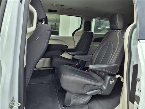 Used 2022 Chrysler Voyager LX image 14
