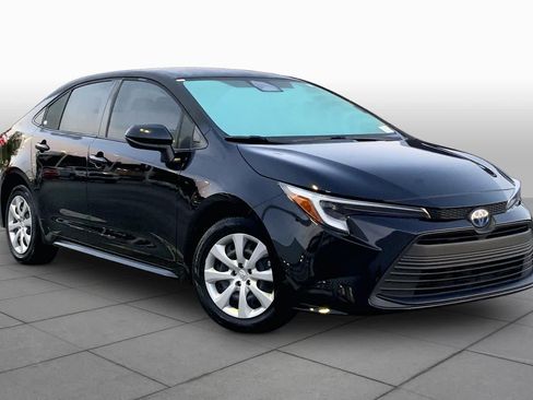 Used 2024 Toyota Corolla LE FWD image 2