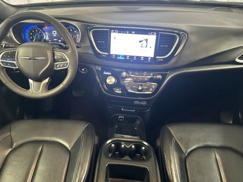 Used 2025 Chrysler Pacifica Select FWD image 4