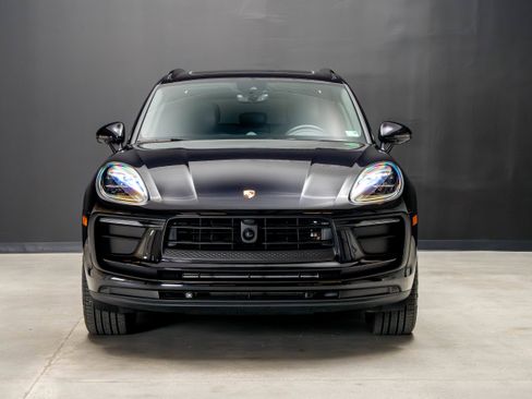 Certified 2025 Porsche Macan AWD/4WD image 10