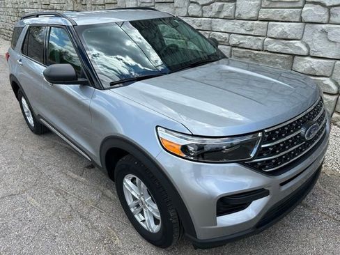Used 2023 Ford Explorer XLT AWD/4WD image 7