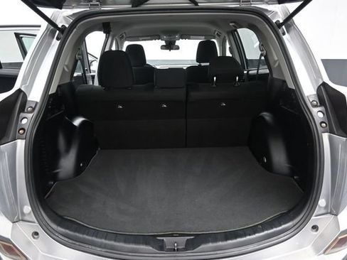 Used 2018 Toyota RAV4 LE FWD image 2