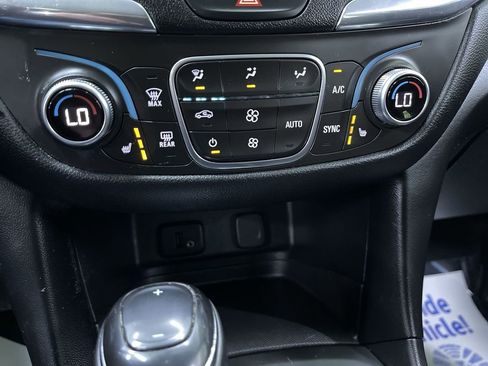 Used 2018 Chevrolet Equinox LT image 23